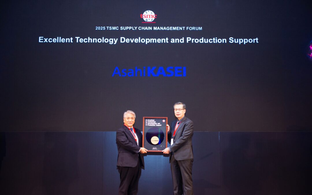 Hideyuki Yamagishi from Asahi Kasei (left) receiving the TSMC award